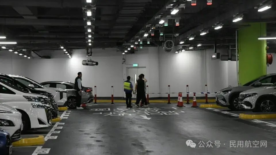 香港机场突发劫案：总重6公斤、价值700万港元金条被抢走！被抢男子遭多名歹徒持刀砍伤